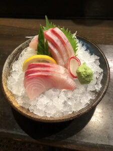 Sashimi là gì? Nguồn gốc, cách thưởng thức và phân biệt với sushi
