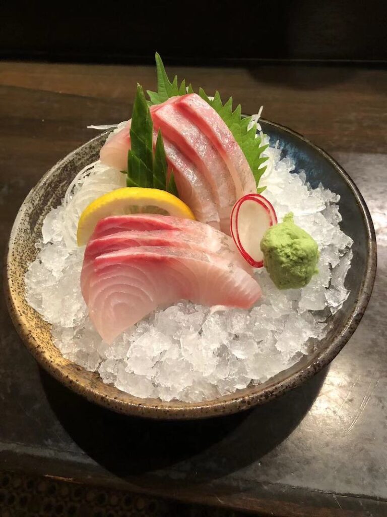Sashimi là gì? Nguồn gốc, cách thưởng thức và phân biệt với sushi