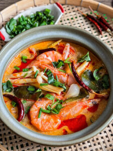 Tom Yum là gì? Nguồn gốc, hương vị và các biến thể nổi tiếng của món súp Thái