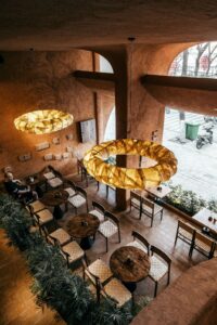 Bistro là gì? Khám phá mô hình nhà hàng kiểu Pháp được yêu thích trên toàn thế giới