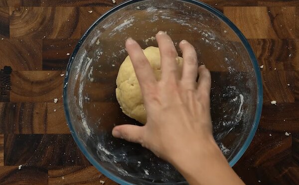 Nhào bột thành khối dẻo