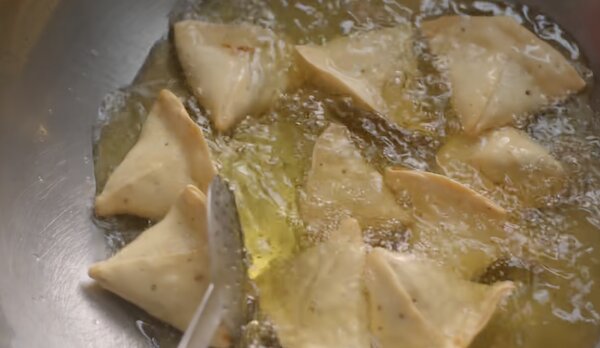 Chiên Samosa ngập dầu