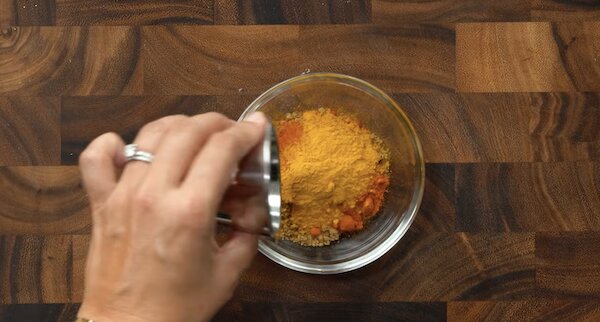 Trộn các loại gia vị với nhau