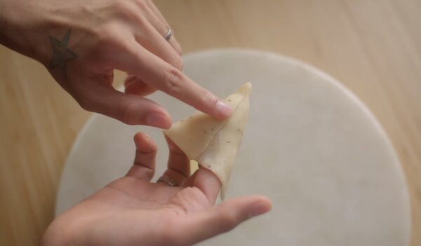 Cuộn mép bột thành hình chiếc phễu