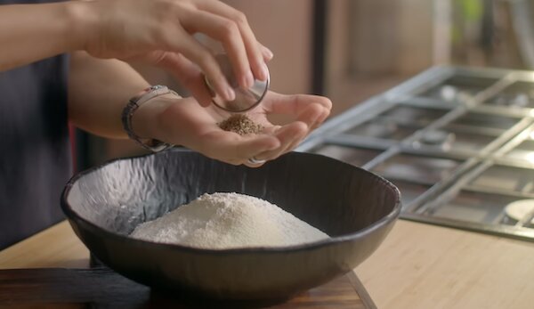 Trộn bột mì, semolina, muối và hạt ajwain