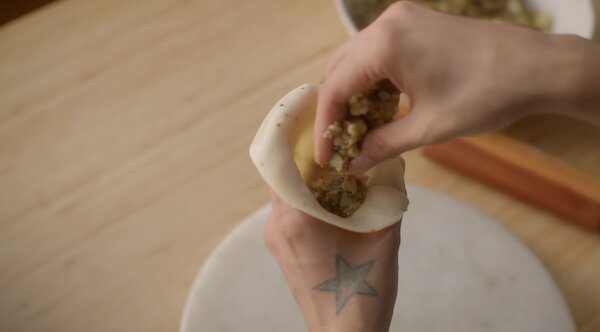 Bỏ nhân vào phễu bánh